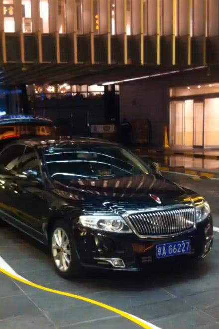 偶遇32万红旗,车牌号比5连号都霸气,网友:这车没人敢拦!