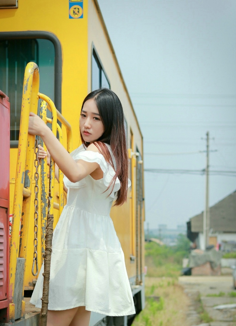 列车上的白裙中分美女秀发飘扬写真集 @微相册 @微博摄影