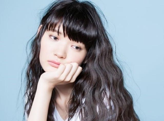 这样的黑卷发让你女神感提升,一点也不显老