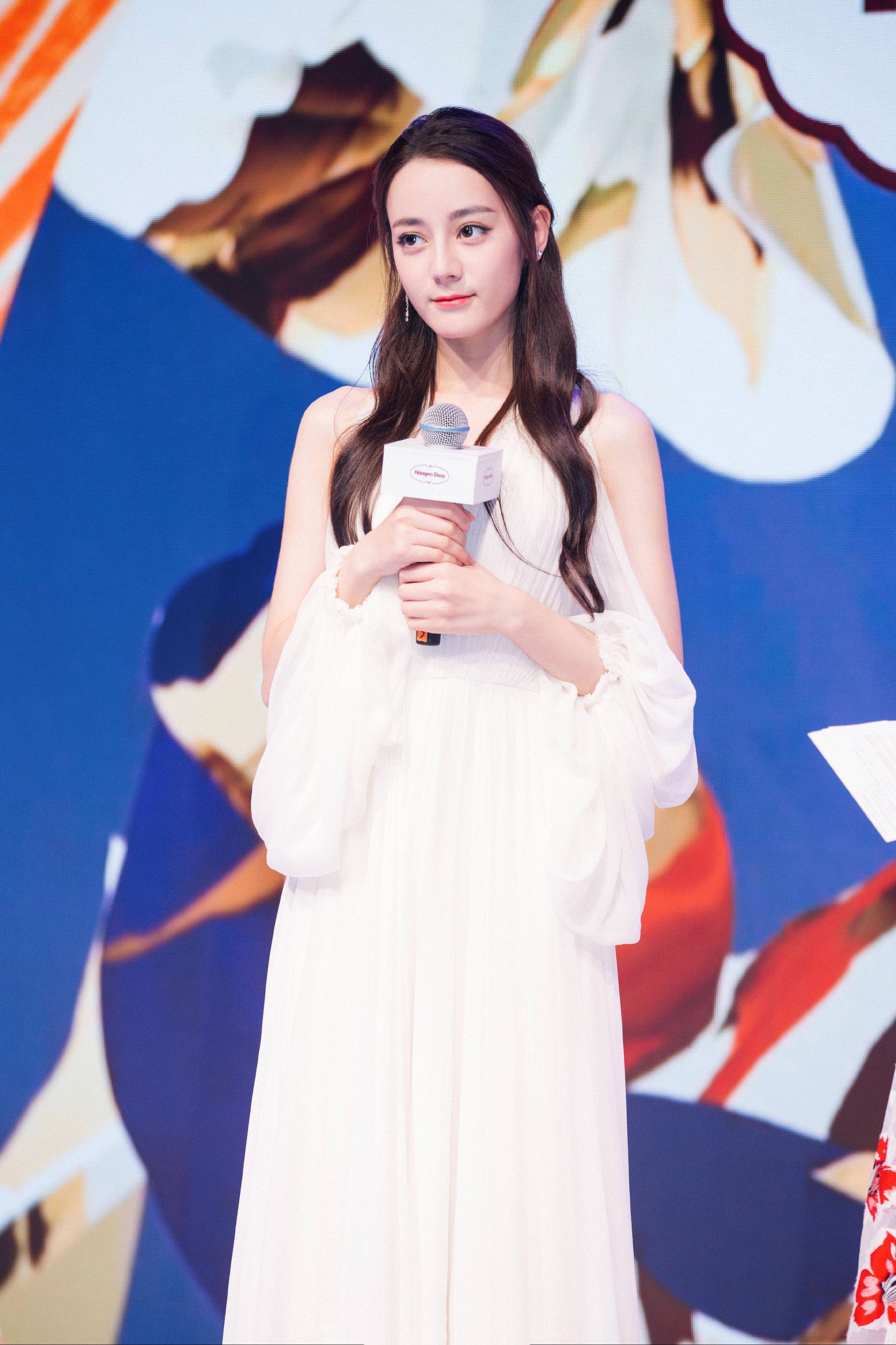 迪丽热巴真厉害,白色裙子穿的这么有仙气