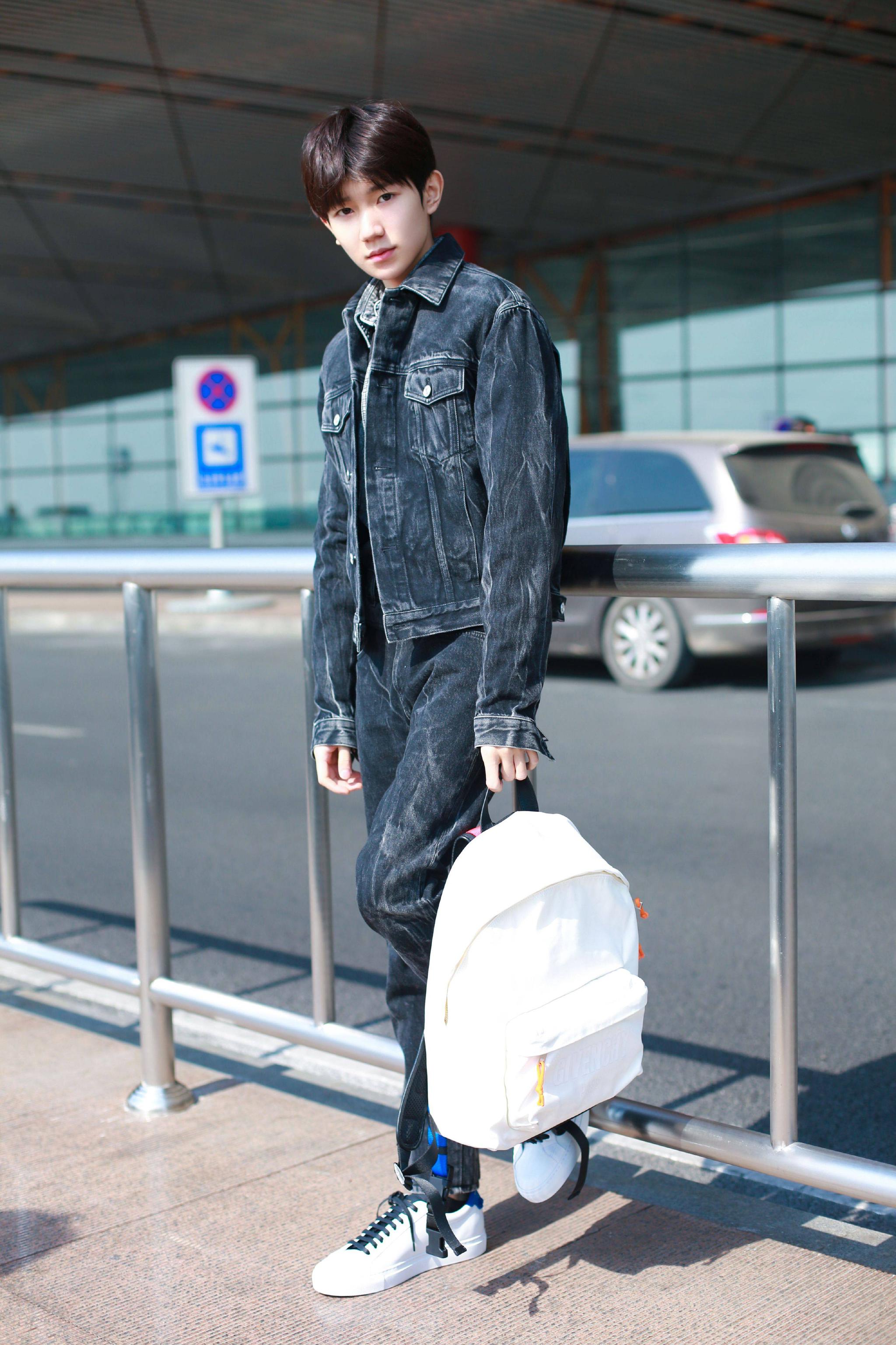 王源巴黎时装周牛仔穿搭搭配蓝尾小白鞋和白色背包简洁有层次