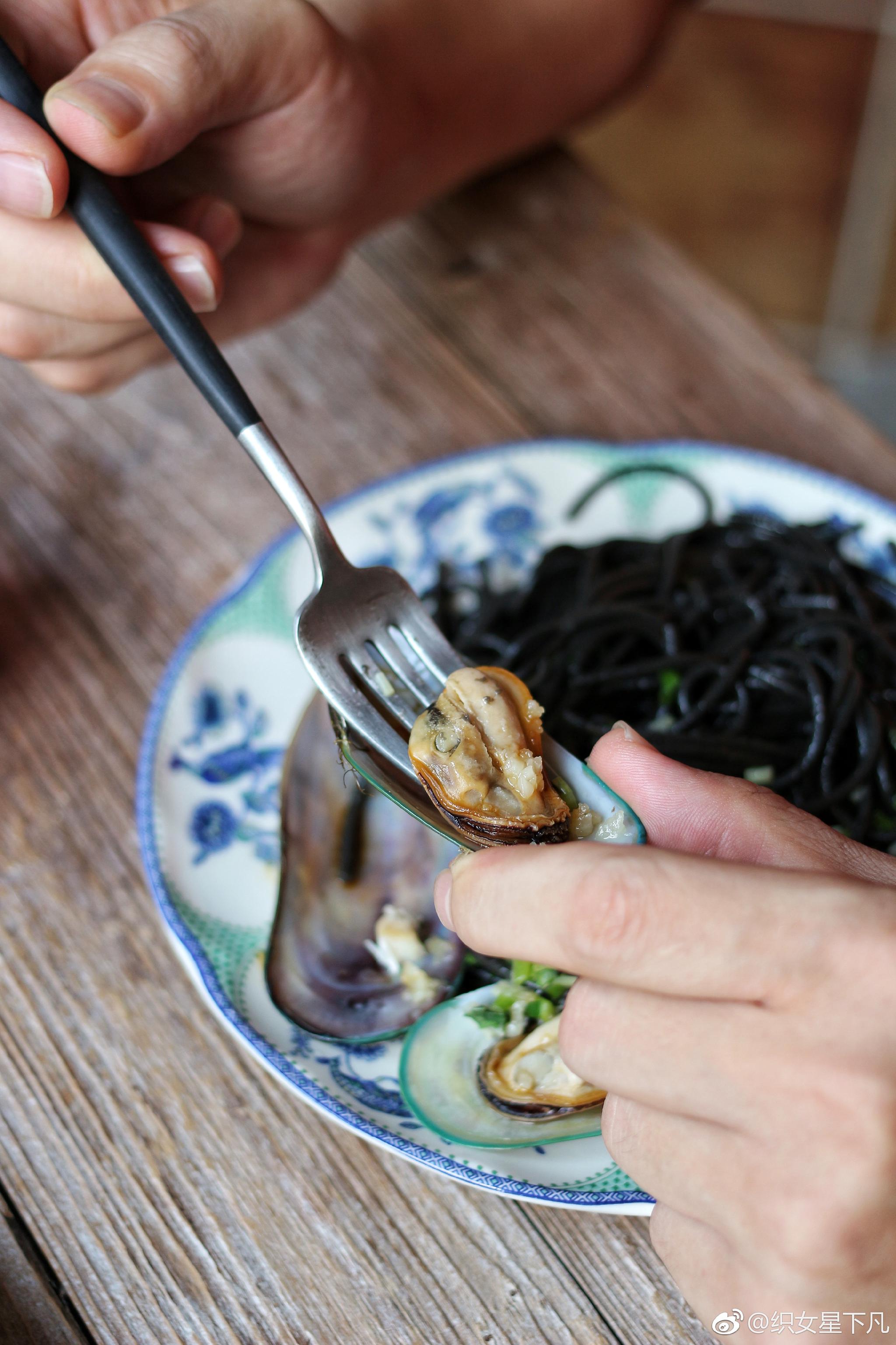 海鲜墨鱼汁意面 | Squid ink pasta with seafood - 知乎