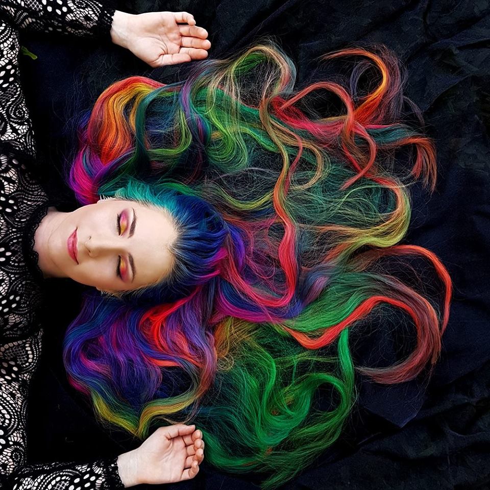 七彩的超长头发,会变色的彩虹眼睛以及泪滴落在地上开出一朵小花