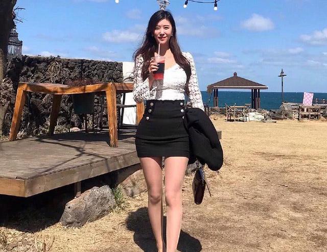 海边的高个小姐姐一双一米二的大长腿很带节奏感