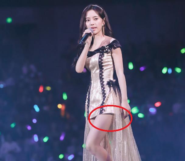 鞠婧祎出席活动裙子太短竟然露出打底裤,惹网友一顿调侃!