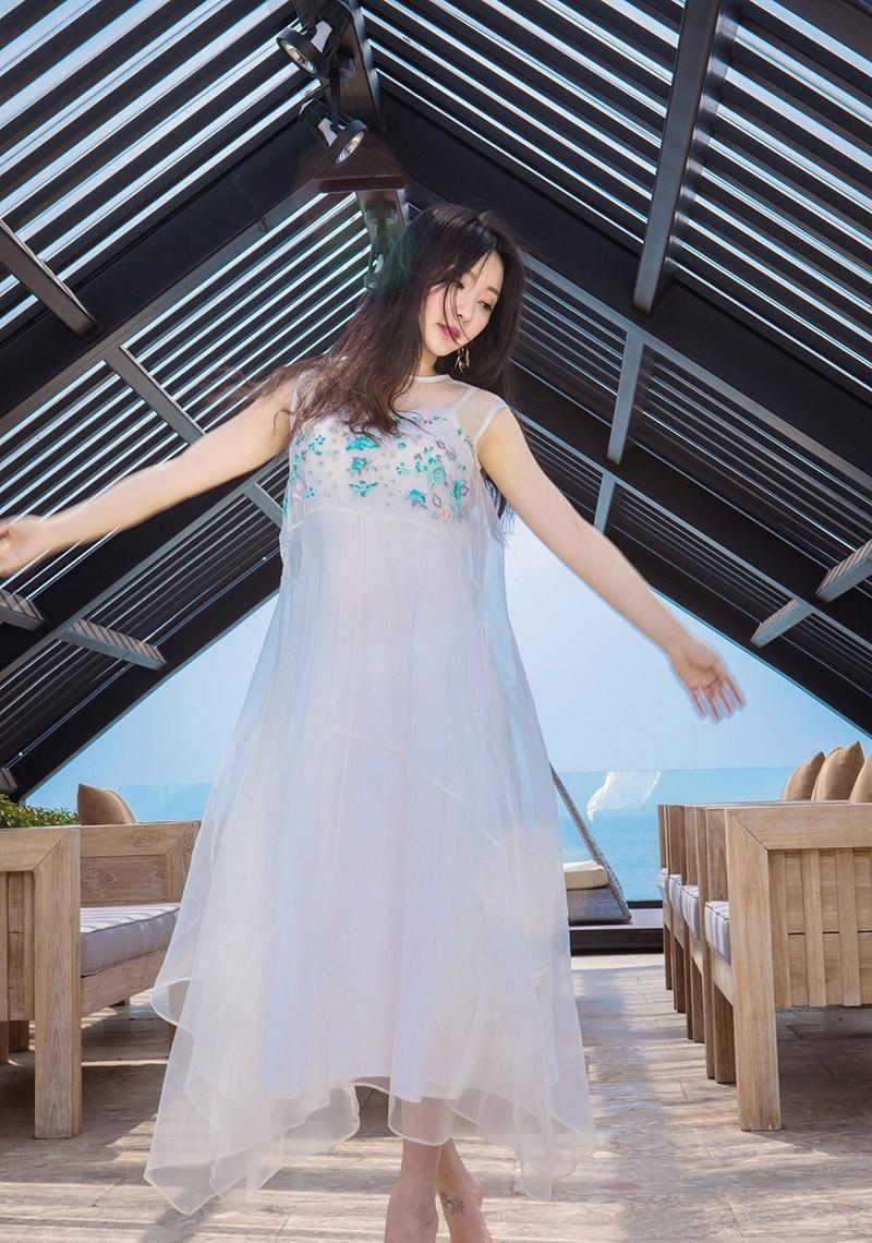 柳岩穿泳装秀身材, 引发网友热评, 网友大呼: 我想娶她!