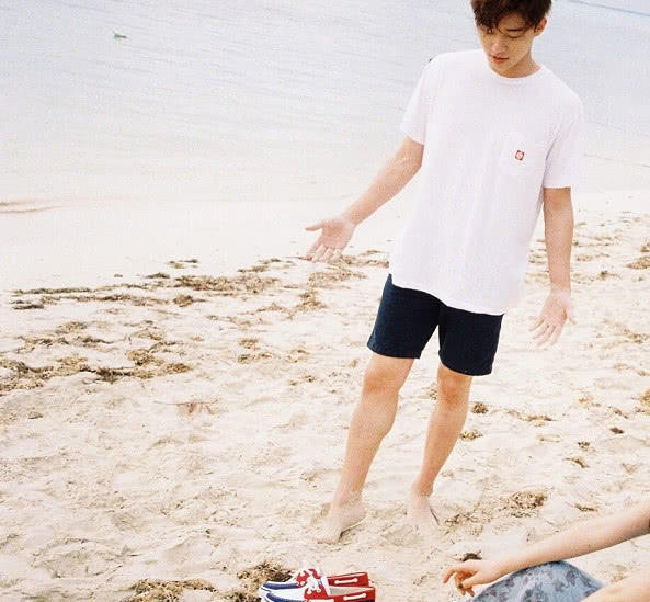 朴叙俊现身仁川机场脚上的鞋子却成了最大的亮点