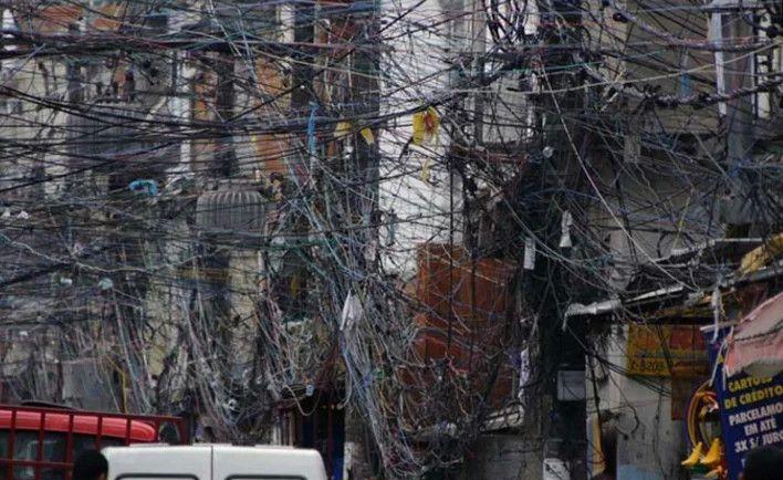 印度大量地方的电线电缆都是随意搭建拉扯,电线杆上可以说是杂乱弥补