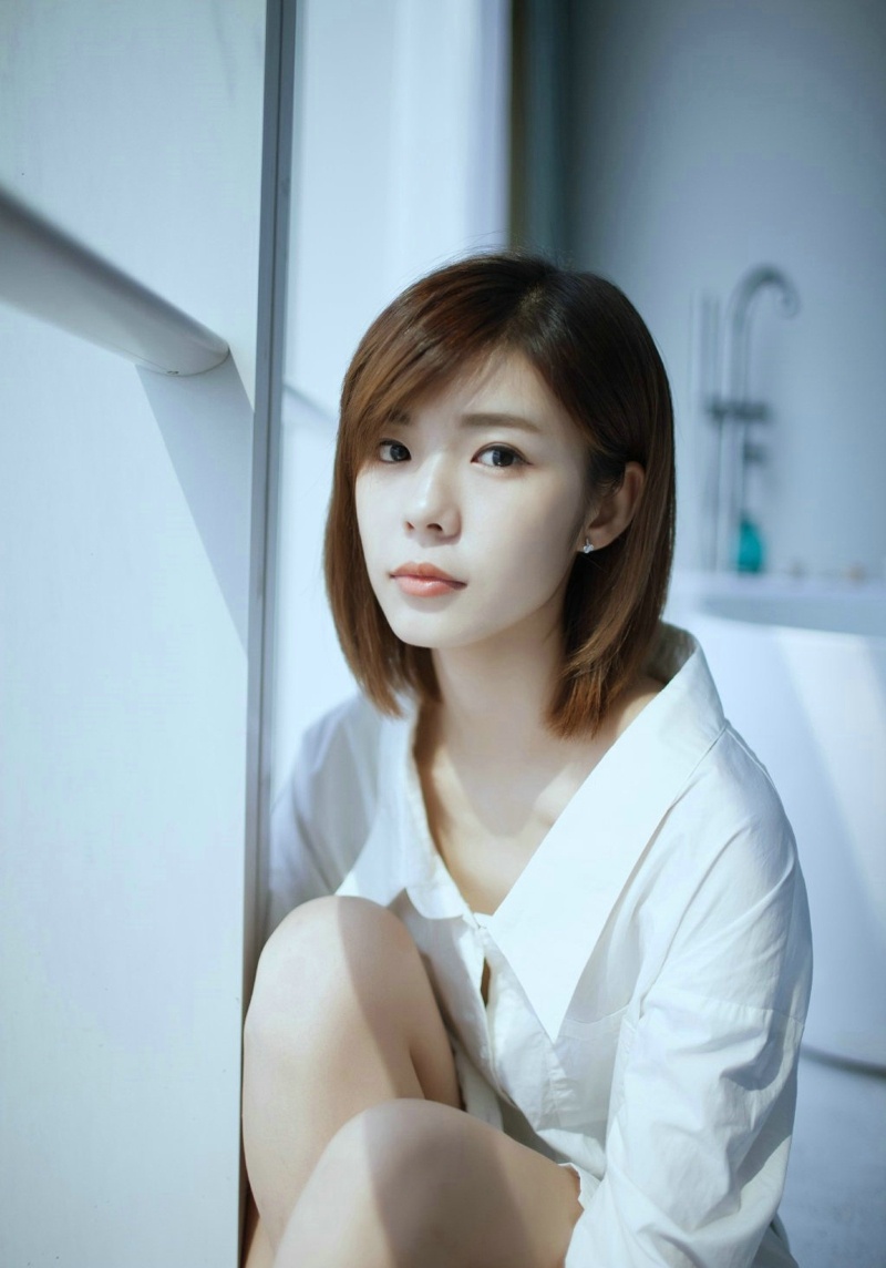 私房白衬衫美女白嫩肌肤恬静怡人写真集 @微相册 @微博摄影