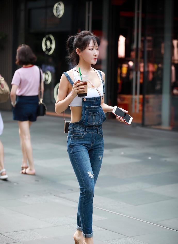 路人街拍:小姐姐吊带牛仔裤秀出柔美的细腰,半腰背心最性感