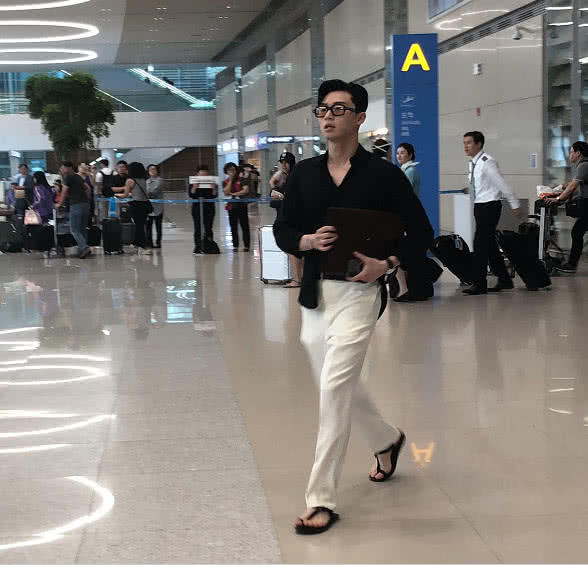 朴叙俊现身仁川机场脚上的鞋子却成了最大的亮点