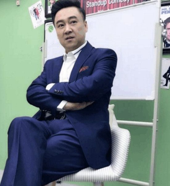 《乡村爱情》中的张小伟,为啥唱歌这么好听?