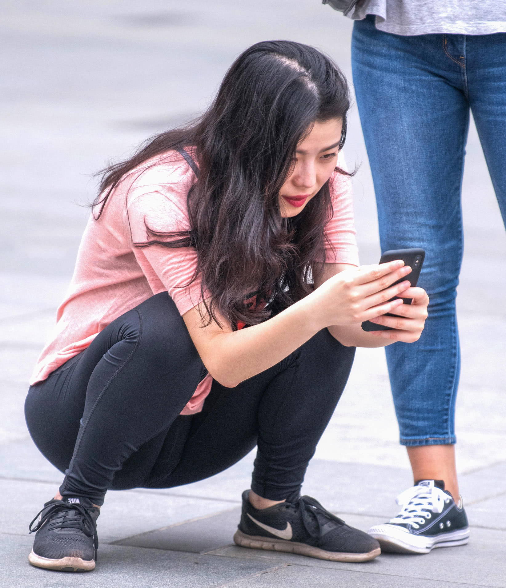 街拍美女气质小阿姨穿着运动紧身裤喜欢拍照无拘无束玩的很嗨