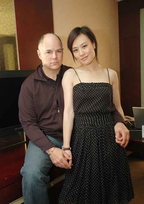 嫁大11岁导演做9次试管婴儿却仍没孩子, 现在52岁的她过成这样