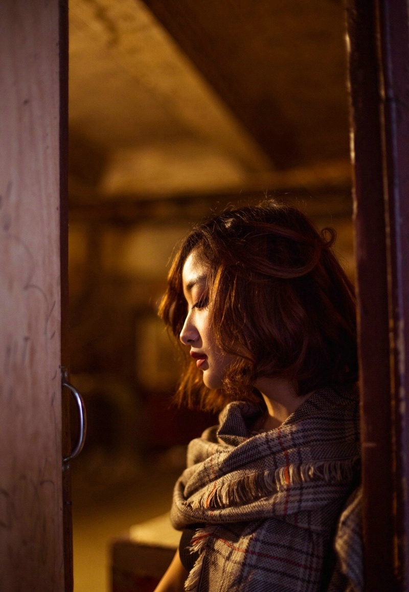 黑暗私房内的玫瑰花香肩美女寂寞写真集