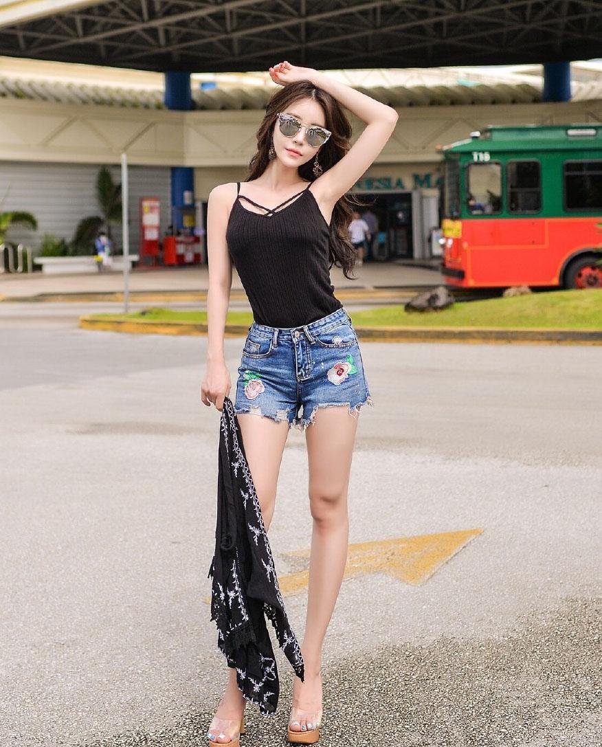 吊带与短裤搭配, 别说, 戴上墨镜, 挺酷!