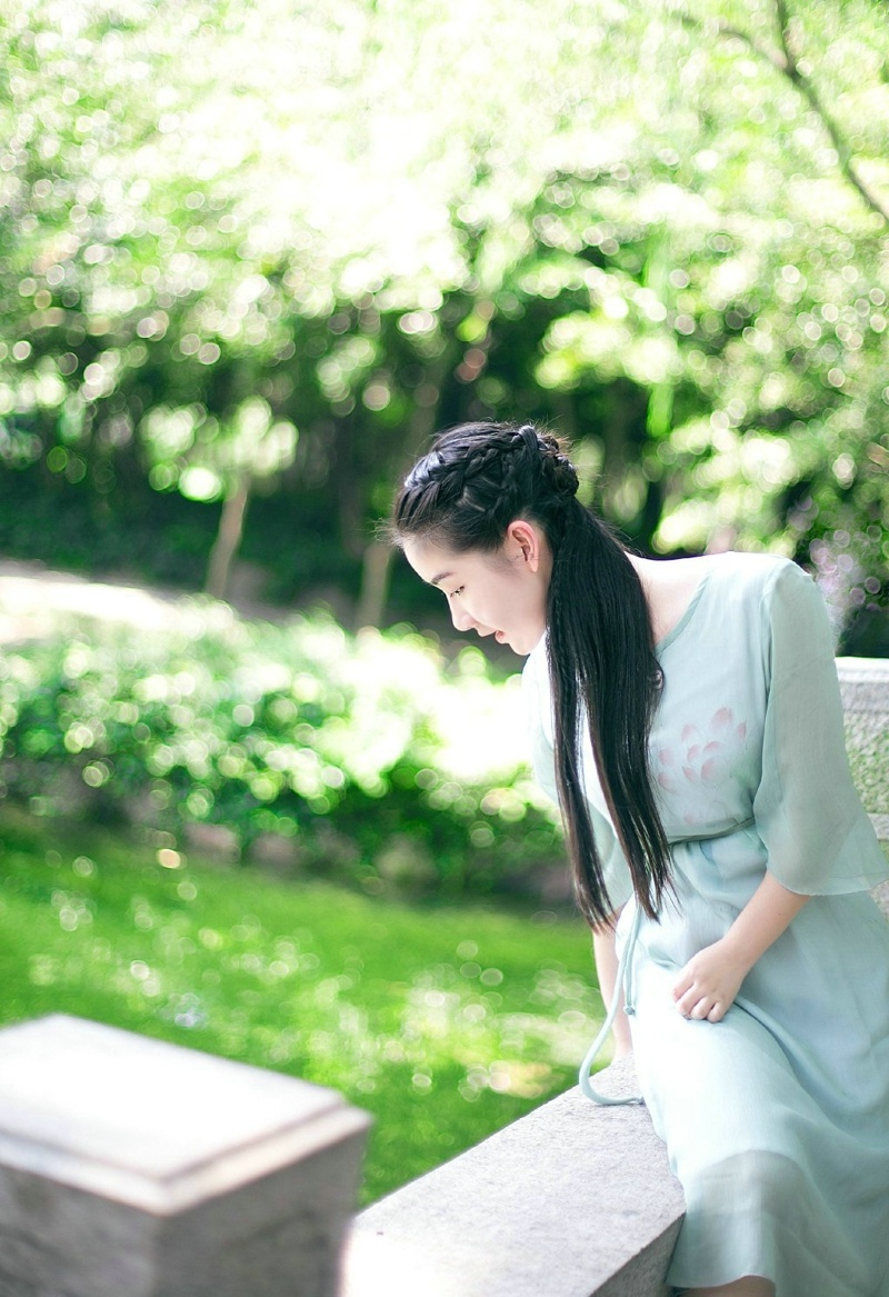 小溪荷叶边的古典素雅美女嬉戏玩耍写真集