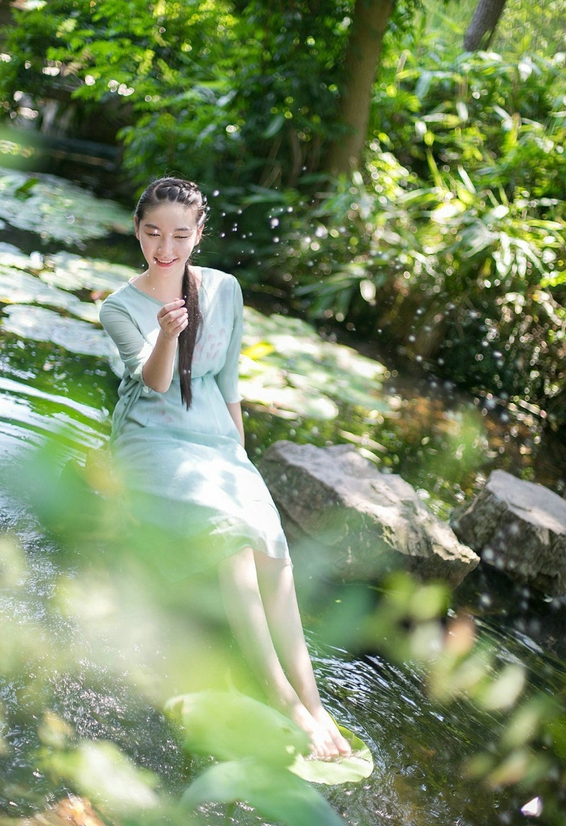 小溪荷叶边的古典素雅美女嬉戏玩耍写真集