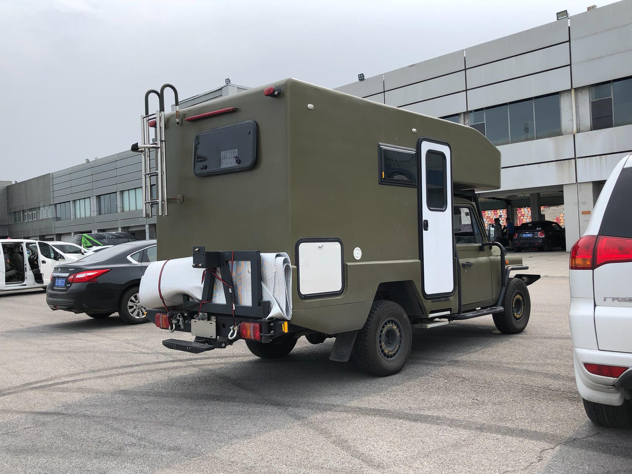 北汽bj212房车款非常有范儿我其实特别好奇里面的机器是什么