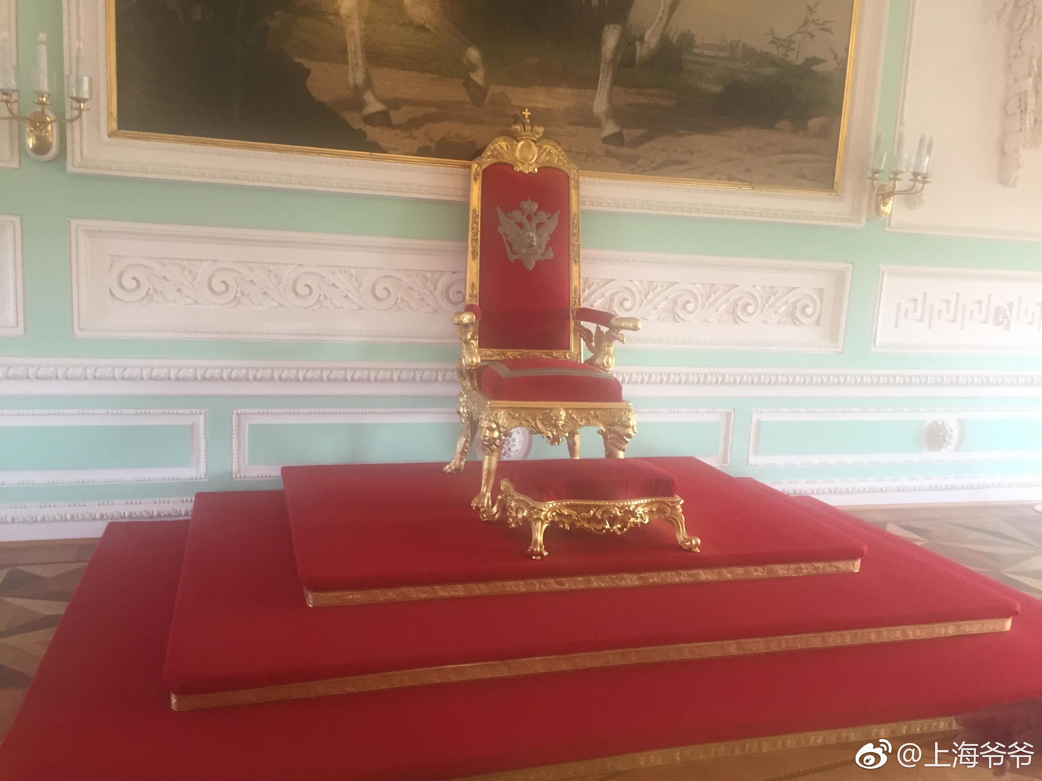 大红色的天鹅绒布料将沙皇宝座装饰得典雅奢华,镀金工艺,帝国皇冠