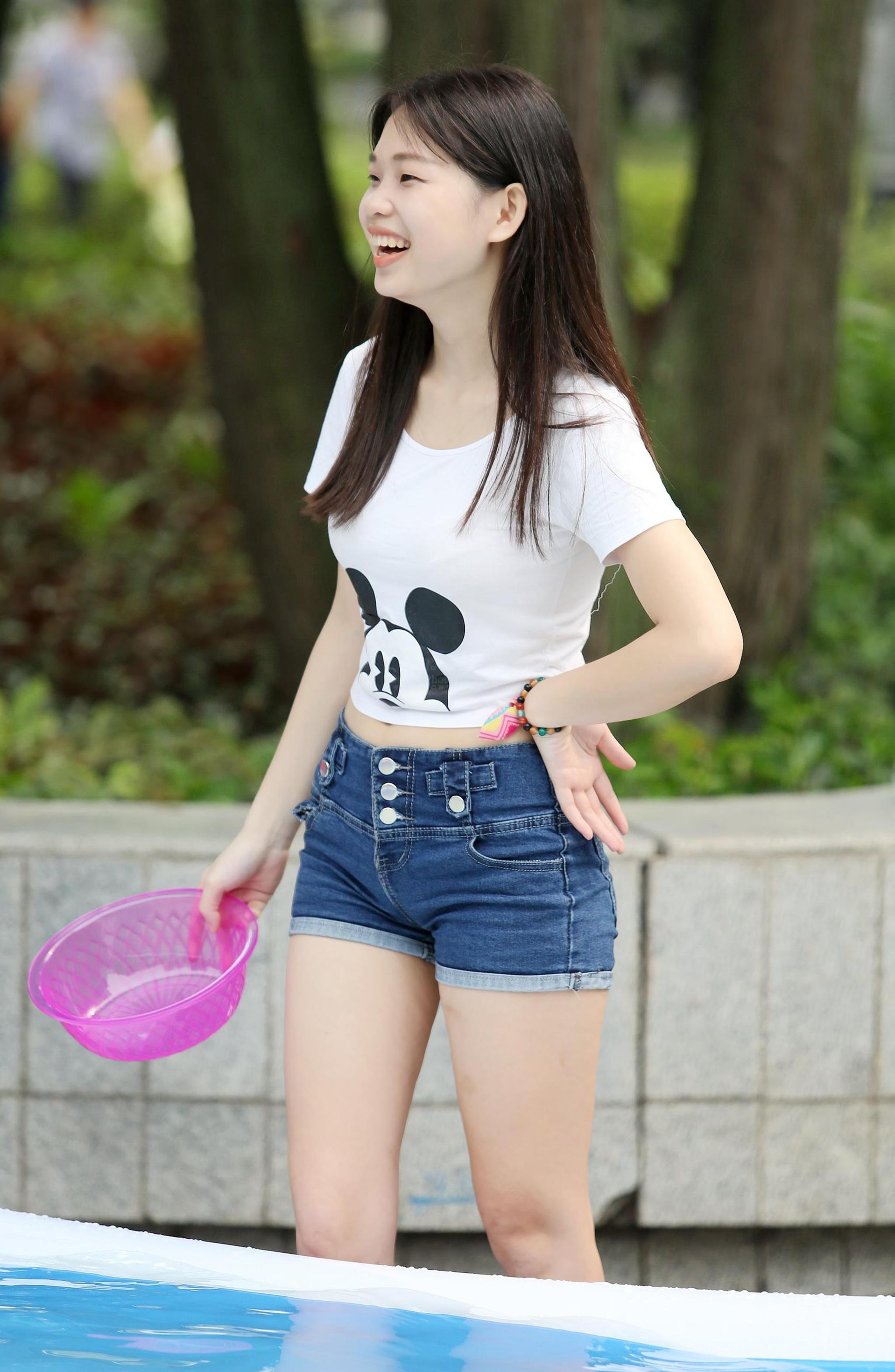 街拍牛仔热裤配卡通图案白t恤和小姐姐一起沉寂在欢声笑语里