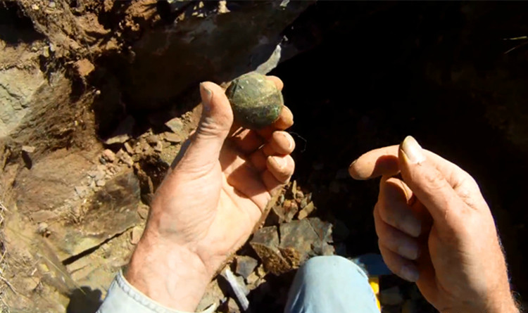 大叔到野外自驾游去砸石头,拿起后,看来不一般