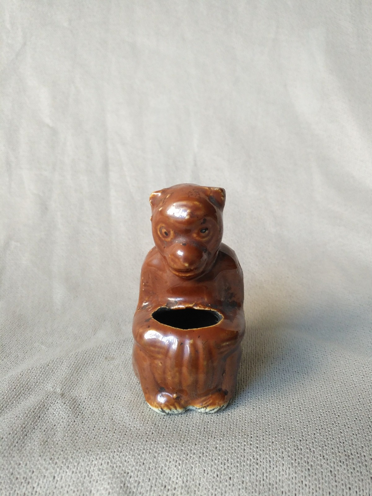 水盂造型和砚滴区别是,砚滴有两个小孔,出水孔往往做成壶嘴或动物嘴