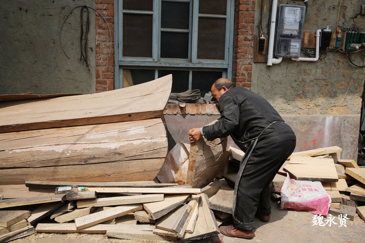 陕南老木匠忙乎一年挣万元 总比闲着强