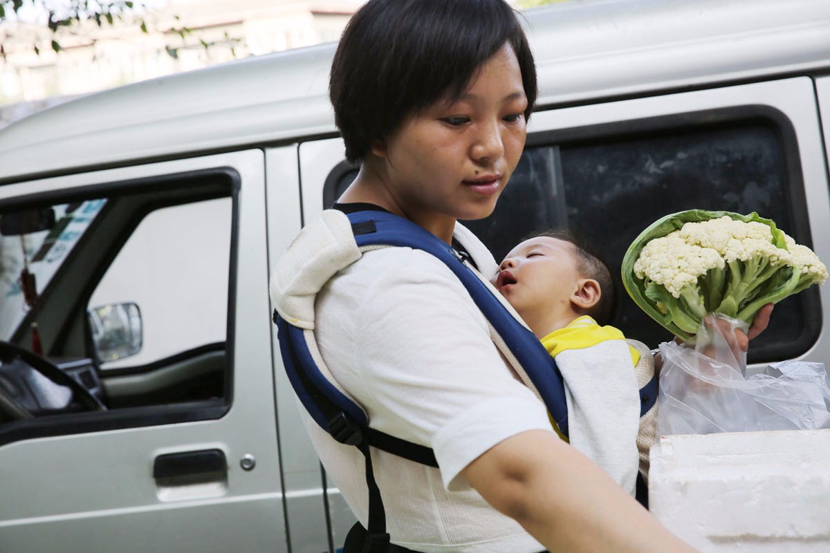 河南90后妈妈天天抱着老二西安早市卖菜