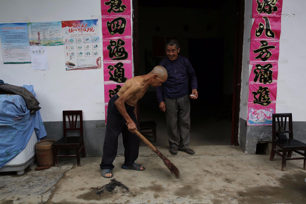 大山里的留守老人互助剃光头 5分钟刮光一个头