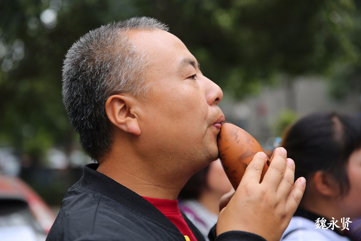 50来人吹7000年历史的陶埙游客说没想到那么好听