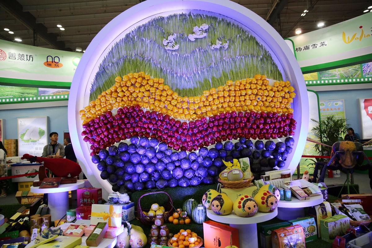 农产品交易会上的美:水果蔬菜拼出画堆成雕塑