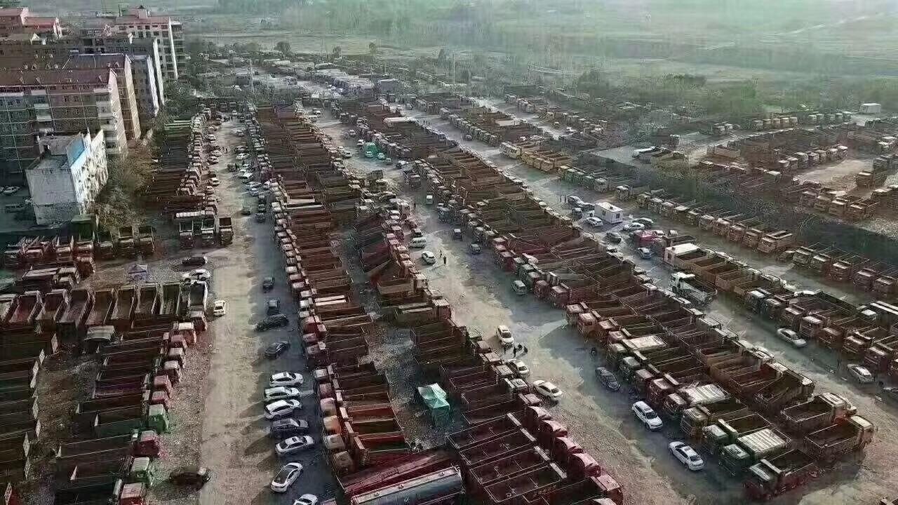 几千台货车塞满停车场不去拉货,到底发生了什么