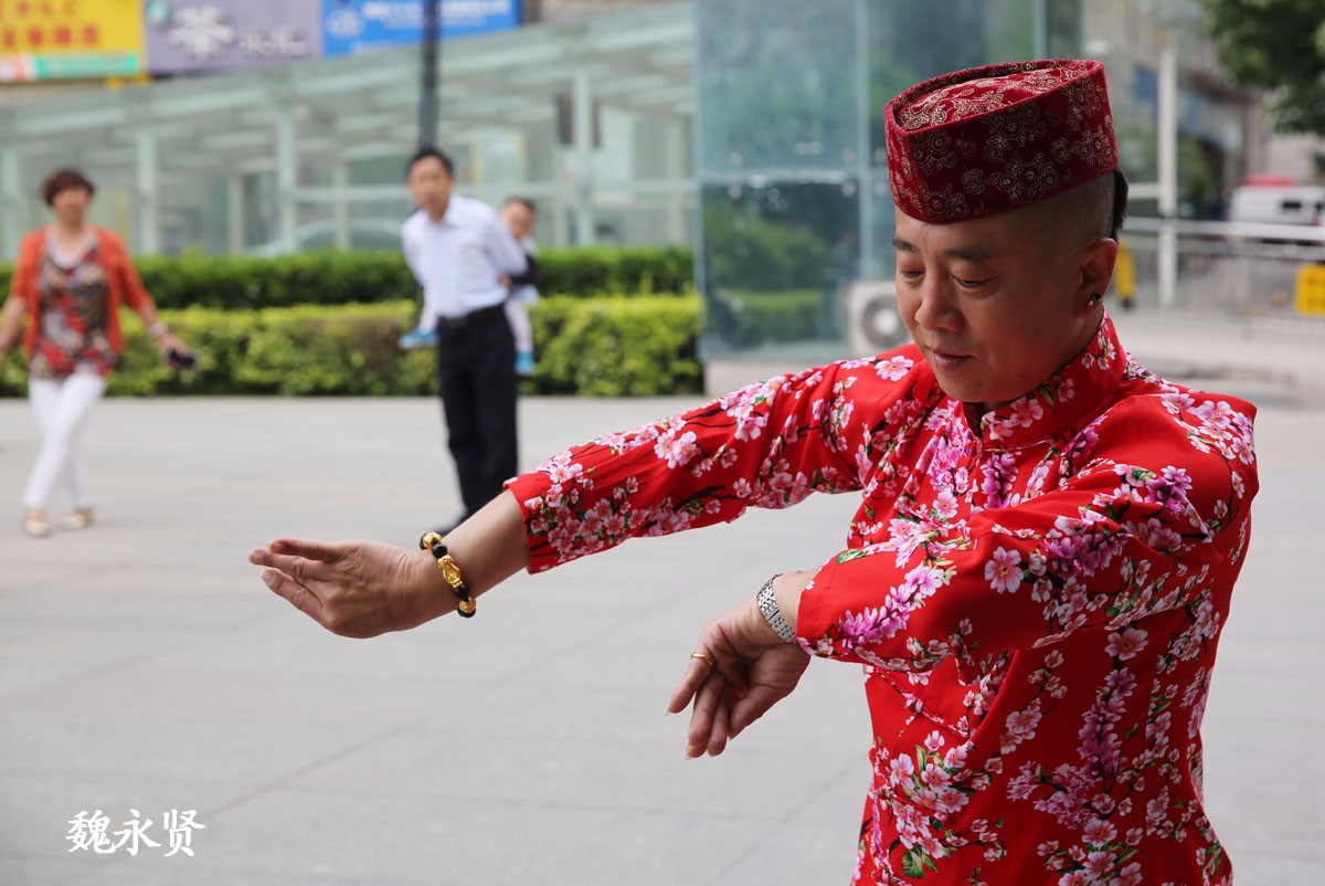 妖娆哥男扮女装教大妈跳新疆舞,女弟子上千