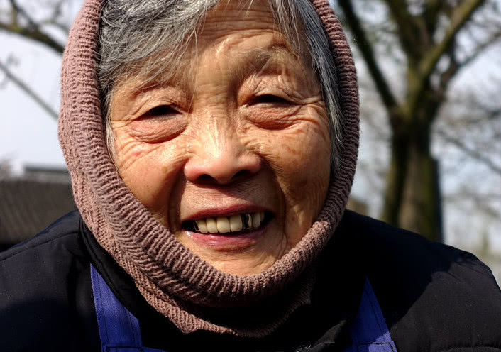 奶奶为了麻将丢孙女,儿媳气的二胎不随老公姓!