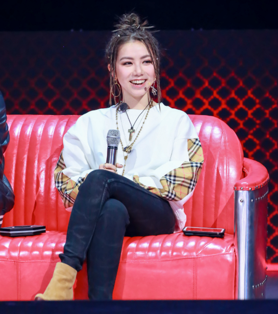 新说唱,万妮达狂妄自大,怒怼邓紫棋,她5个字展露高情商