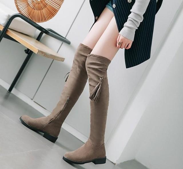 配上丝袜超短裙,简直美到犯规