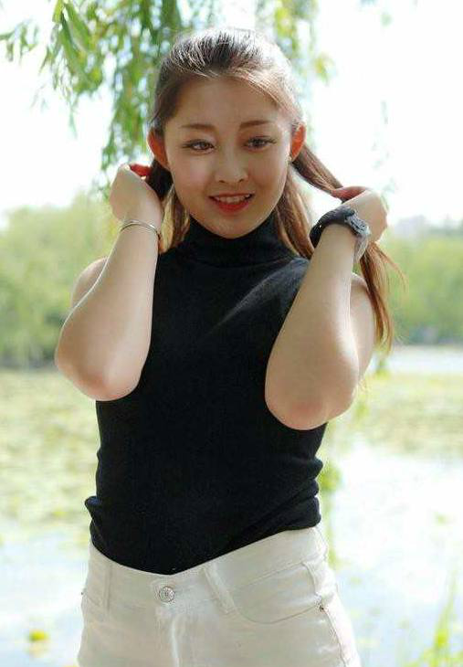 街拍美女，湖边偶遇丰满少妇，成熟有女人味，真美啊|真美|少妇|街拍_新浪新闻