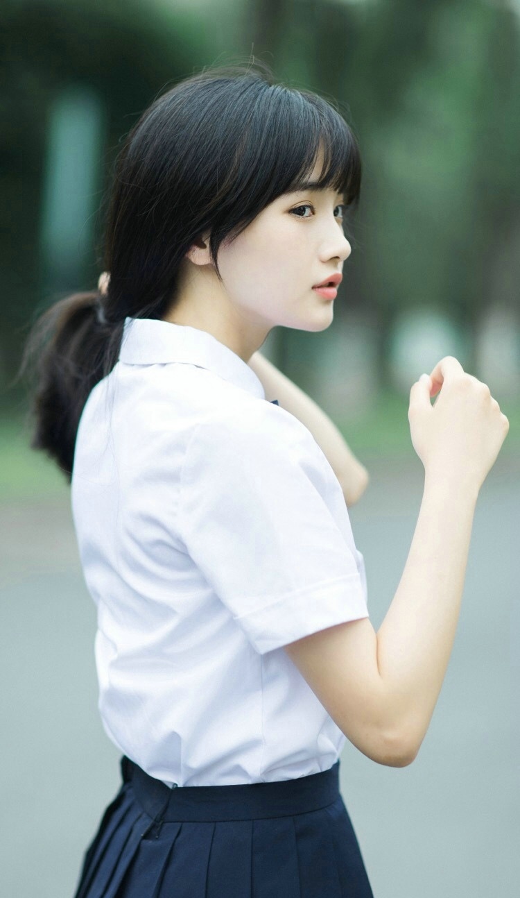 校服黑发妹子高挑娇美楚楚动人写真