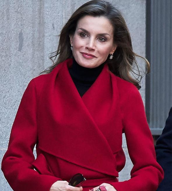 西班牙王妃莱蒂齐亚罕见穿错衣,网友评论教她时尚搭配经