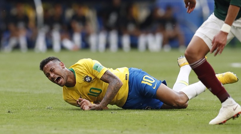 被玩坏的内马尔,翻滚梗穿越到保龄球,高尔夫球,棒球场