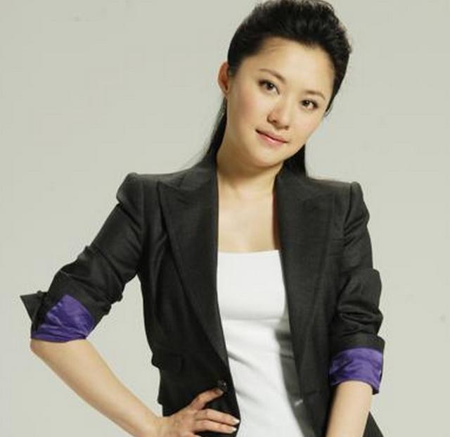 央视美女主持,直播常出错却凭敬业精神留在央视,今37岁仍未嫁人