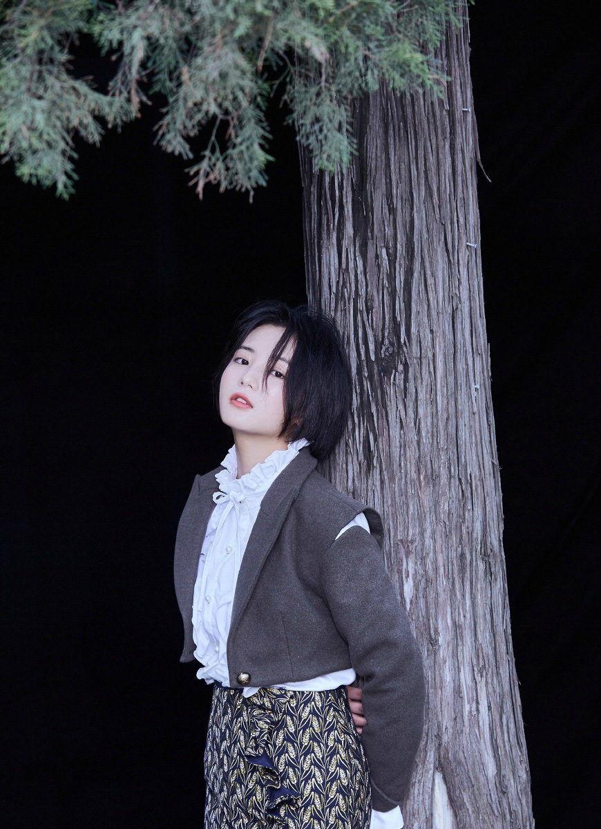 清纯明星摄影,大长腿张雅钦复古风西装高清写真