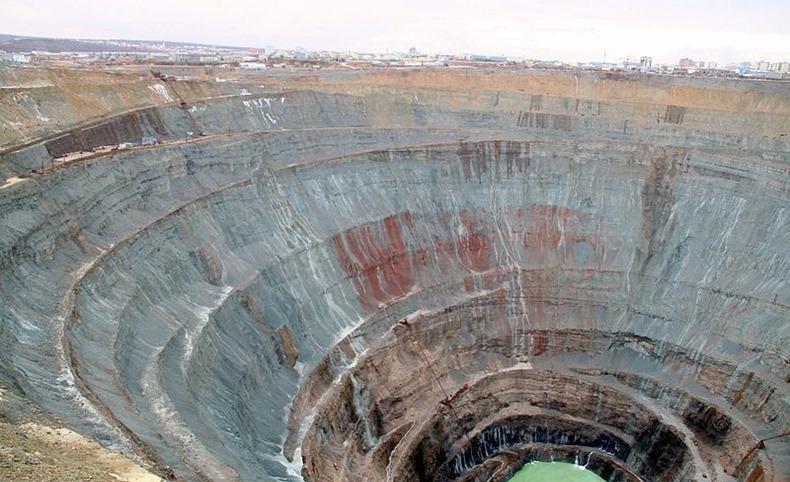 西伯利亚的这个深坑能产生吸力, 飞机都无法从上面飞过