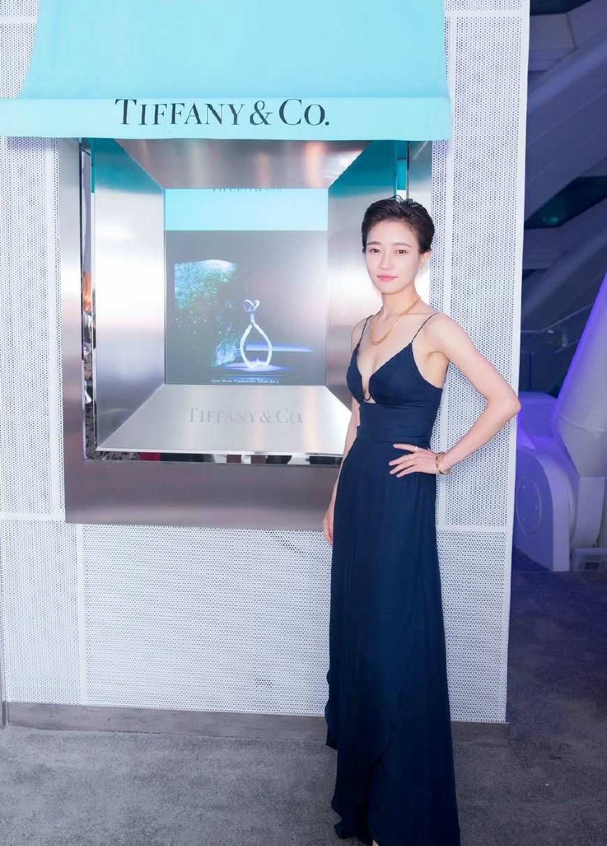 焦俊艳一袭蓝色深v露背连衣裤,帅气又性感