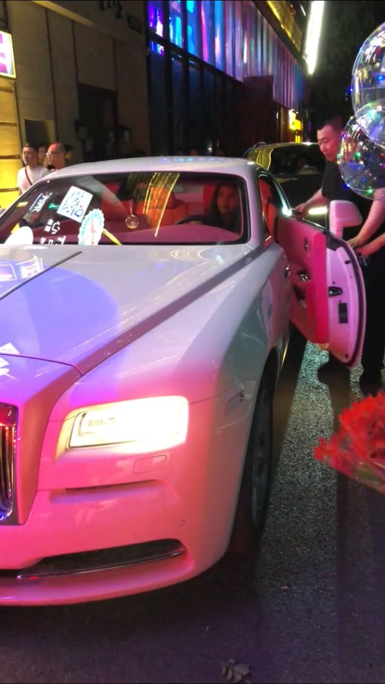 北京偶遇500万的劳斯莱斯曜影,女车主一下车,真是太有气质了