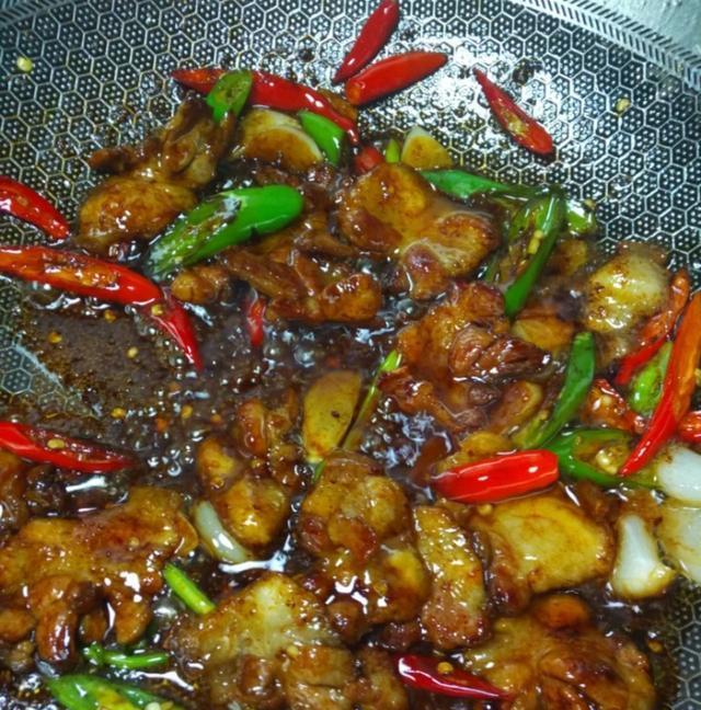 炒香第六步,再下入炸好的千页豆腐翻炒入味炒第七步,再往锅中加入五香