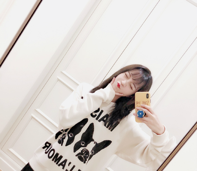 莉哥呈一时口快,直播戏唱国歌被封,网友,老天开眼