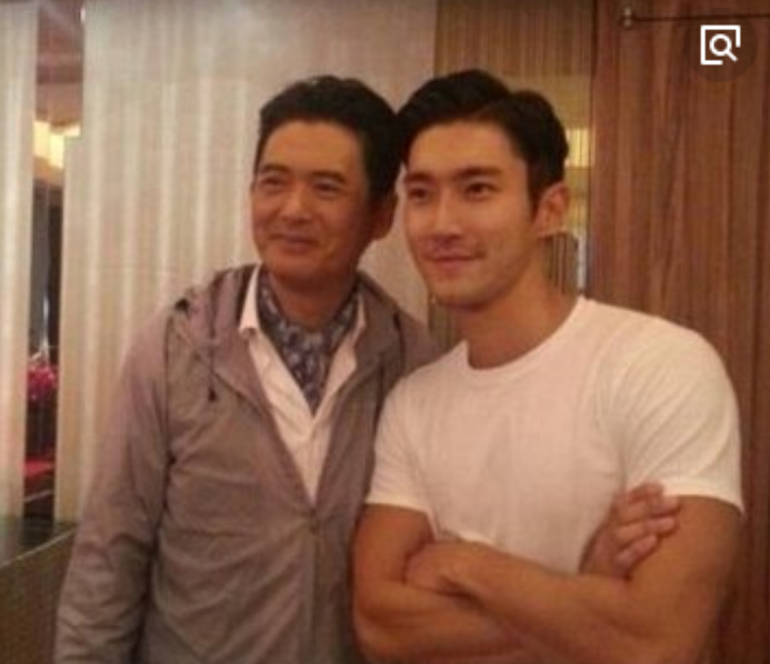 钟镇涛周润发合作电影30年后再合照,虽然两人已经老了,但气质依旧.