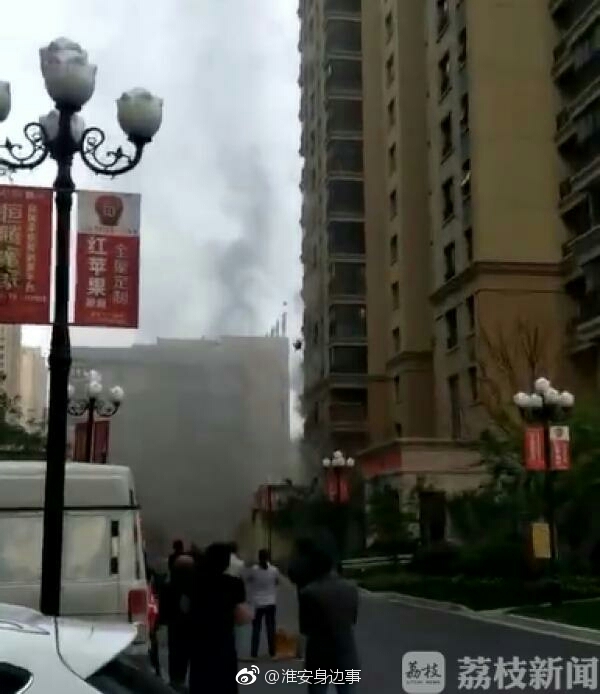 泪目!21岁消防员火场坠落牺牲 淮安市民给英